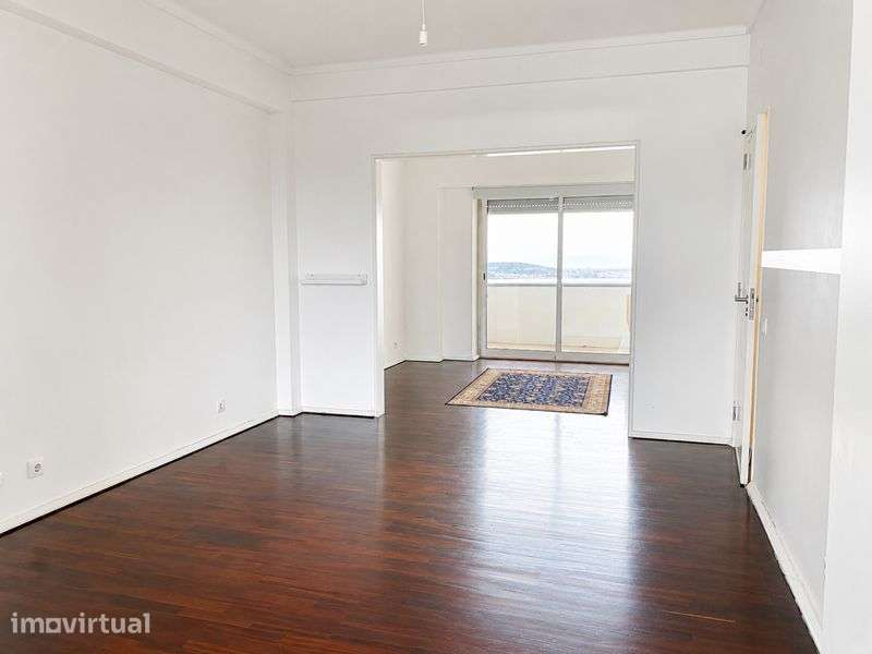 T2 nas Torres do Restelo com Vista Rio Tejo e Varanda 2.000€/mês - Grande imagem: 5/10