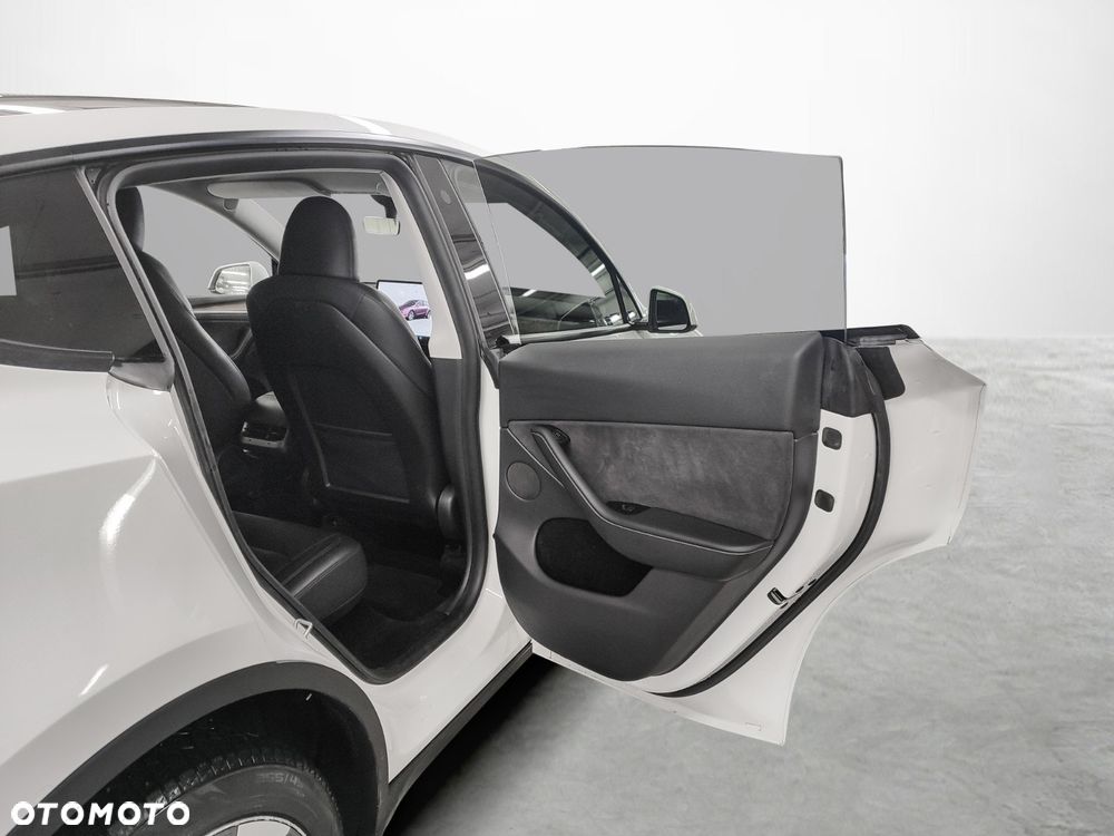 Tesla Model Y Long Range AWD - 14