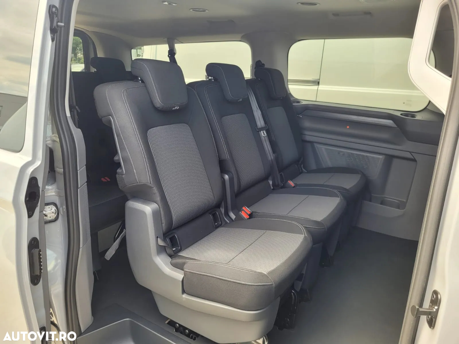 Volkswagen Caravelle - 11