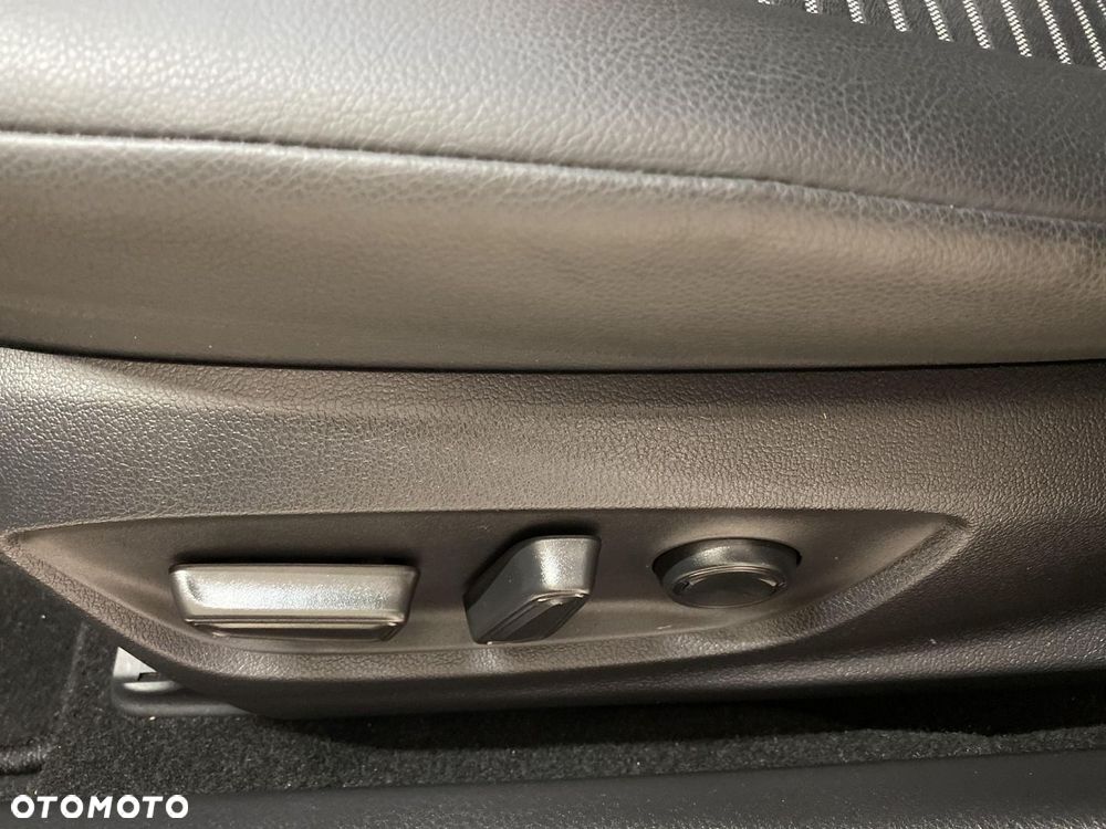 Toyota Camry 2.5 Hybrid Prestige CVT - 21