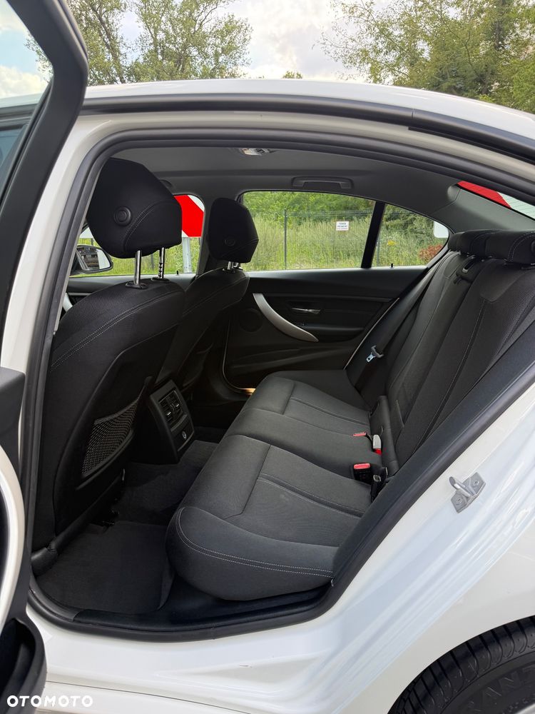 BMW Seria 3 318i - 13