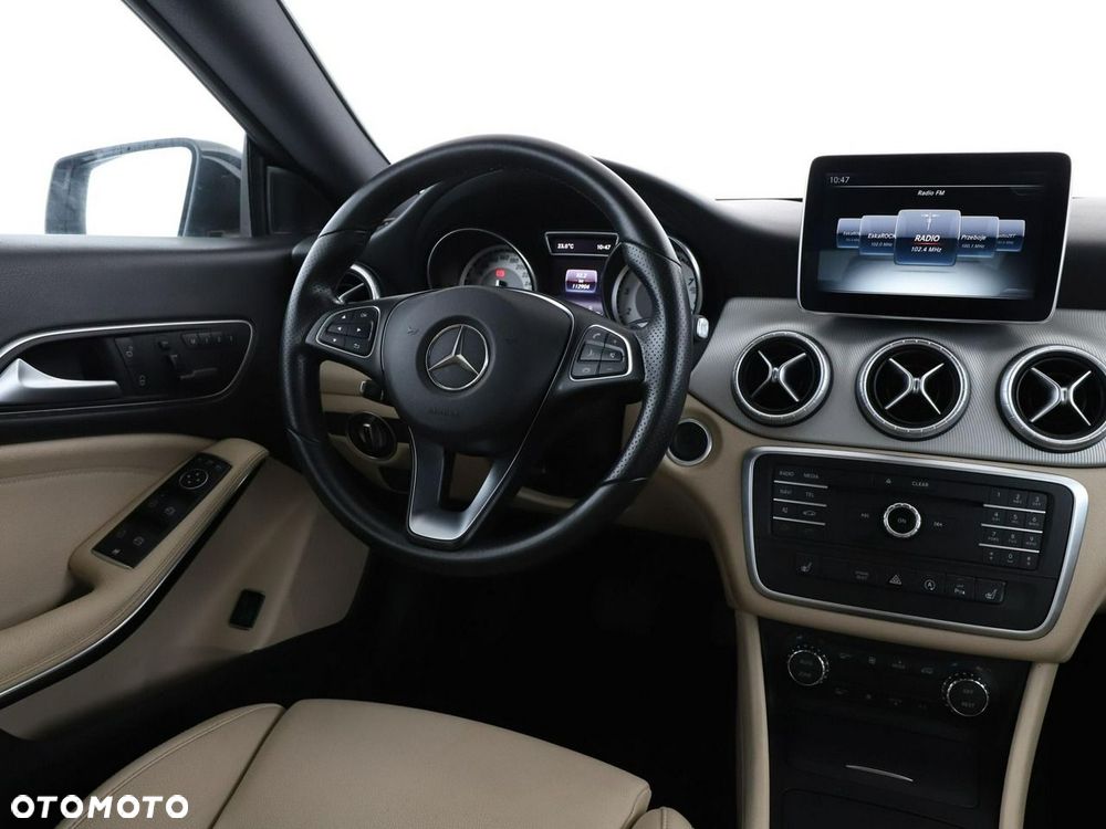 Mercedes-Benz CLA 200 7G-DCT Urban - 17