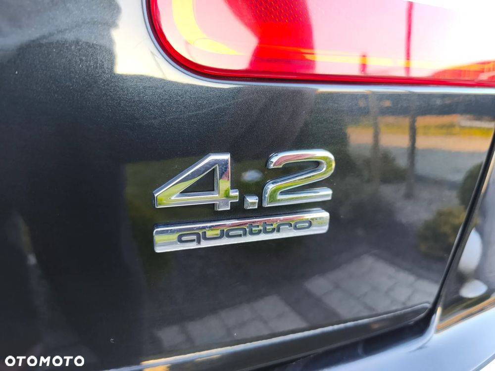 Audi A8 4.2 Quattro - 1
