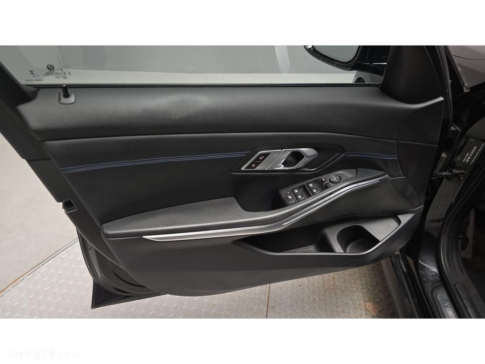 BMW Seria 3 320d xDrive mHEV M Sport - 17