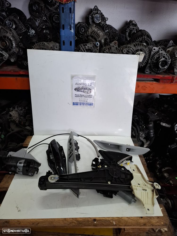 Paeugeot 3008 - Peugeot 5008  de 2023 - elevador - comando das portas - fechaduras - 2