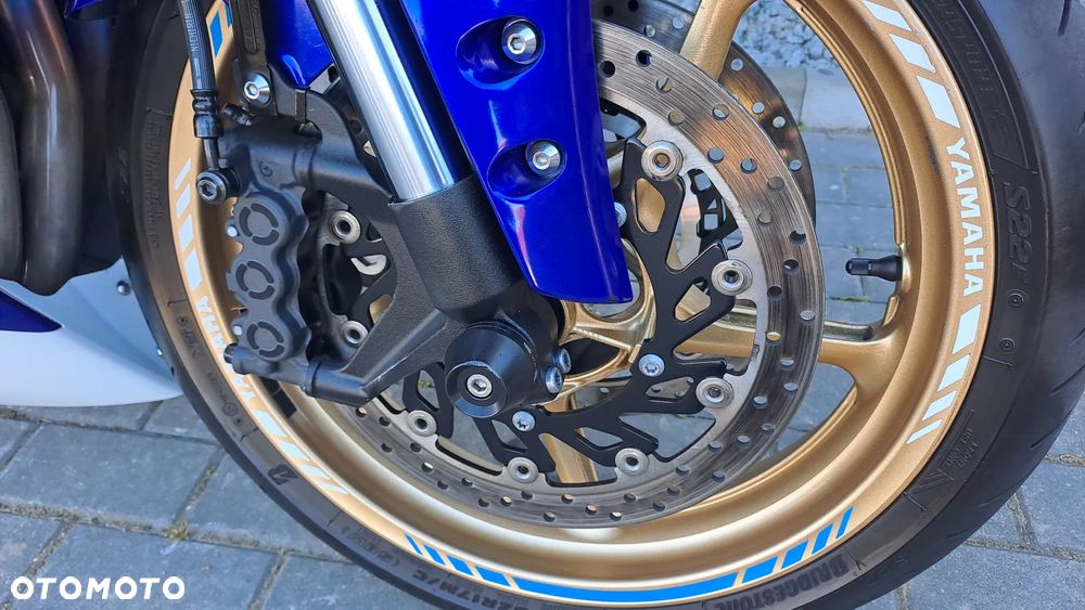 Yamaha R1 - 6