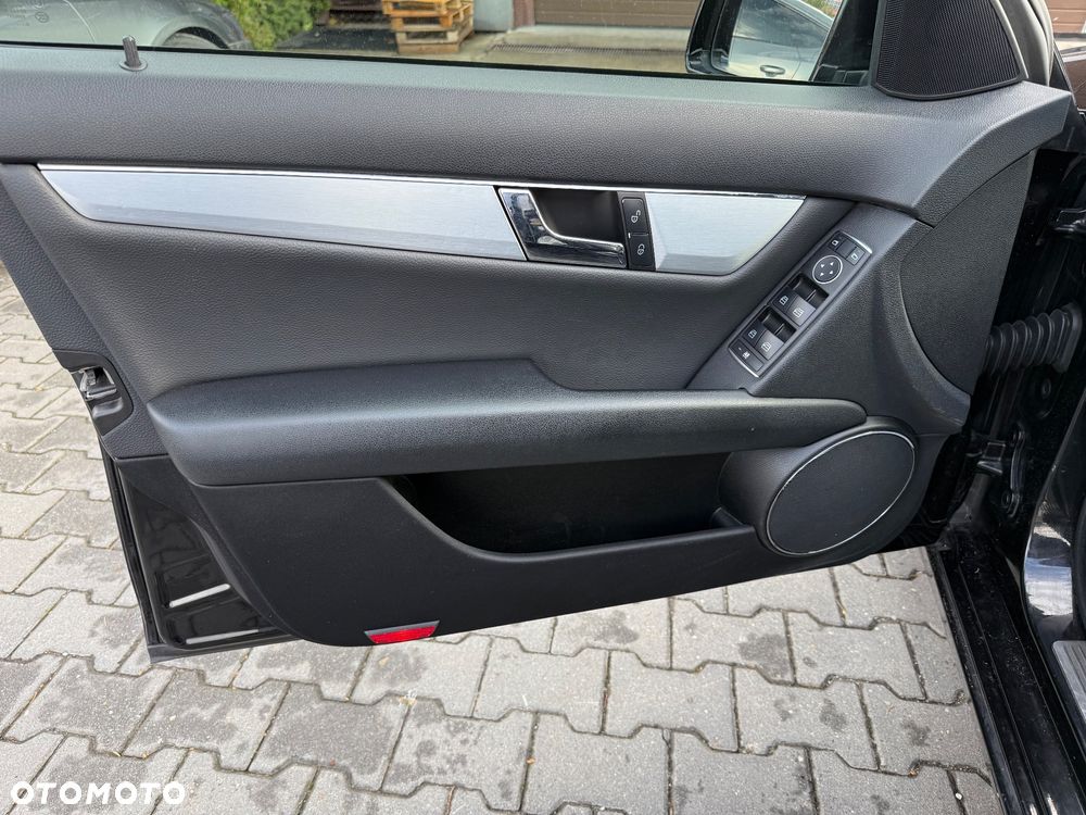 Mercedes-Benz Klasa C 180 CGI BlueEff Avantgarde - 9
