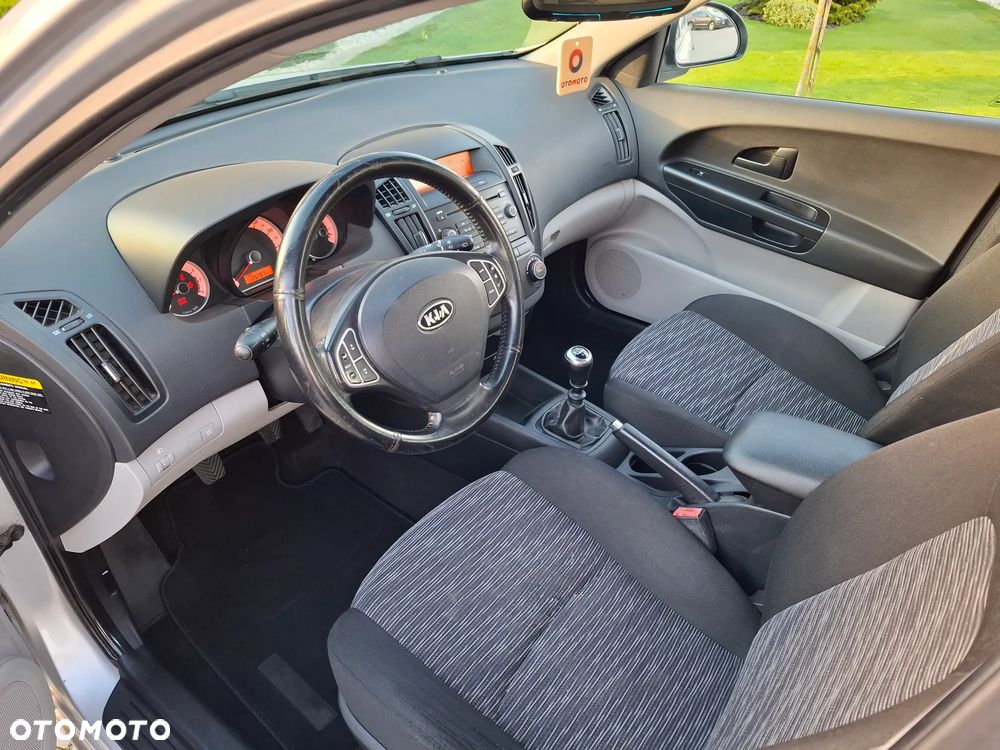 Kia Ceed - 32