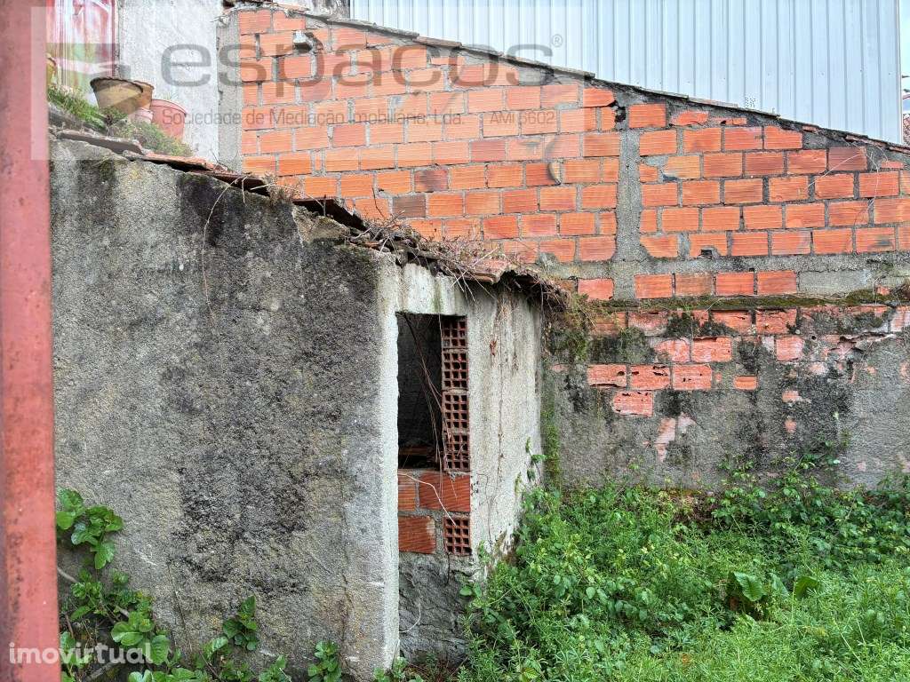 Moradia para recuperar com logradouro - Grande imagem: 2/24