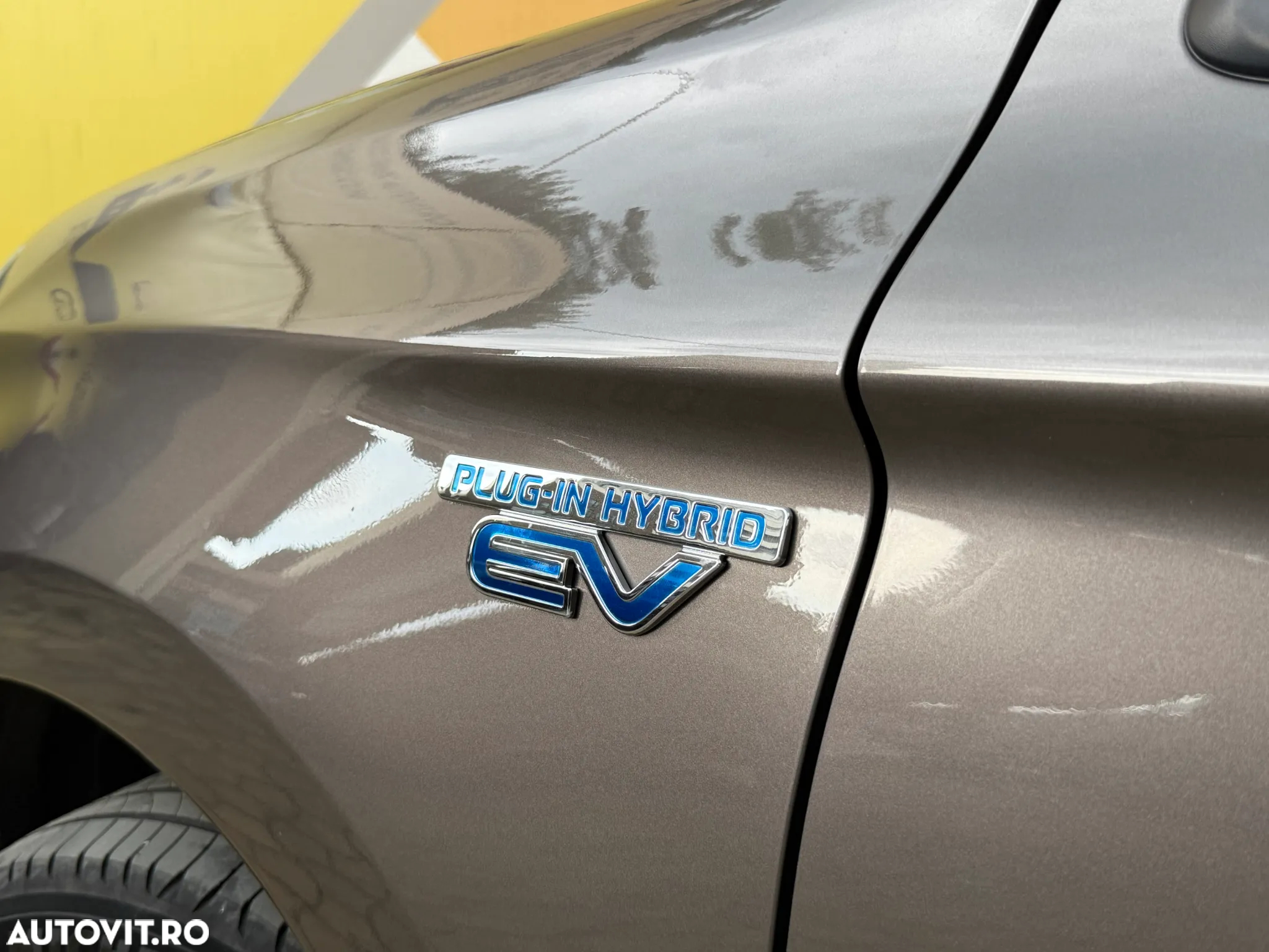Mitsubishi Outlander 2.4 4WD Plug-In Hybrid - 12