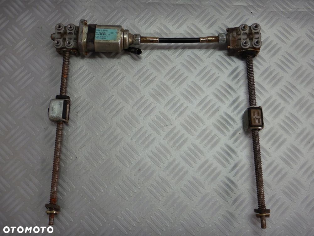 Silniczek regulacji PRZEDNI LEWY fotela Ssang Yong Rodius - 1