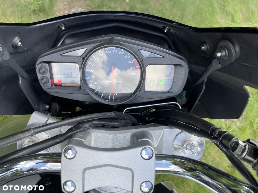 Suzuki GSR - 4