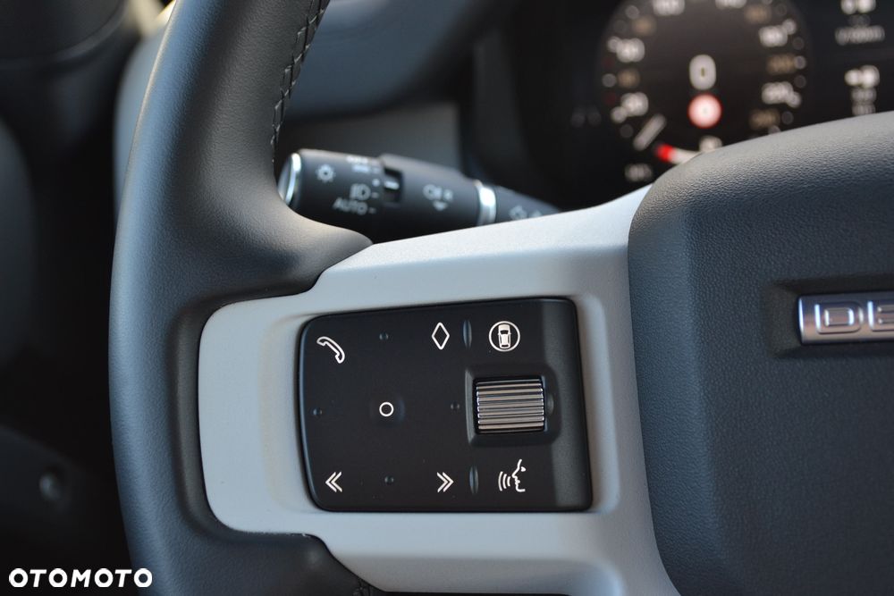 Land Rover Defender 110 D300 X-Dynamic SE - 12