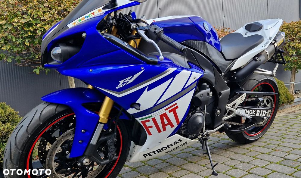 Yamaha R1 - 25