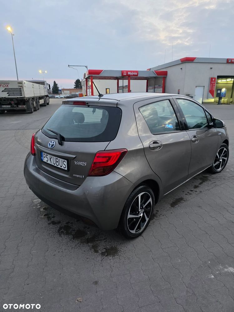 Toyota Yaris Hybrid 100 Selection - 6