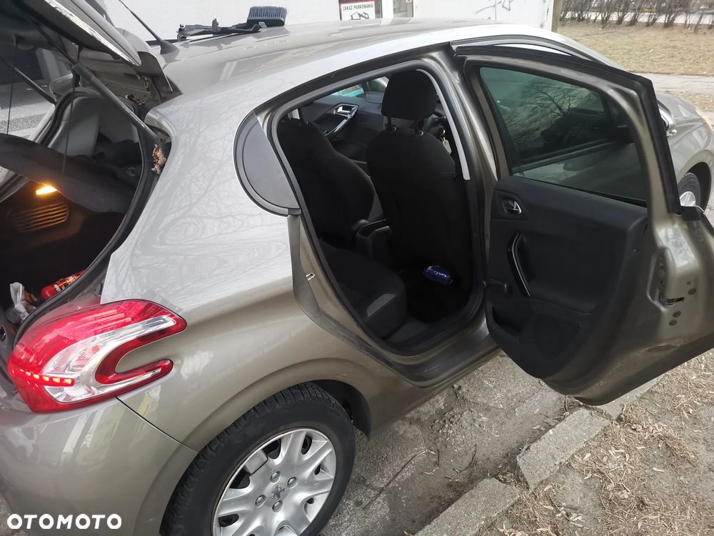 Peugeot 208 - 17