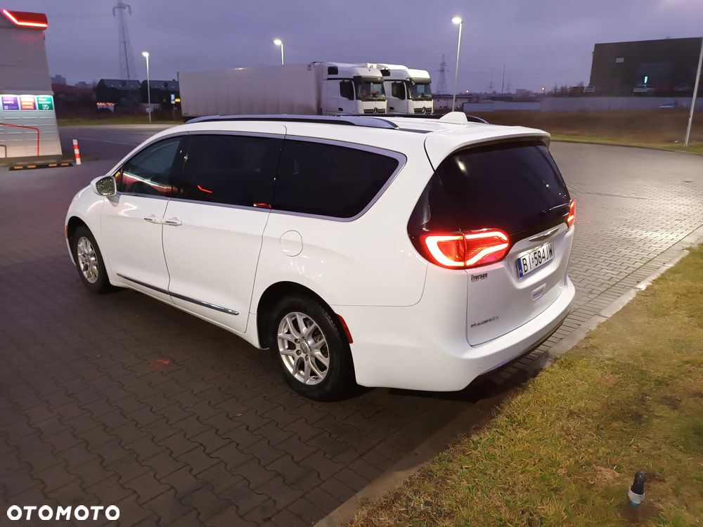Chrysler Pacifica - 8
