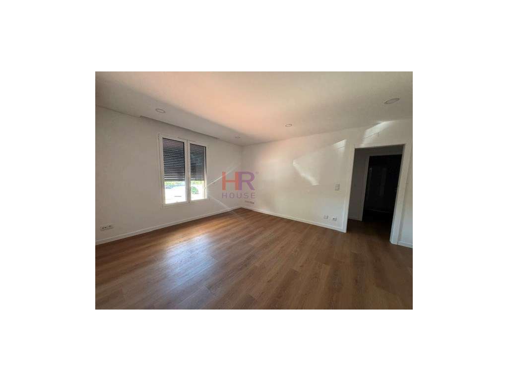 Apartamento T1 Novo para Arrendamento em Santo António dos Olivais,... - Grande imagem: 3/6
