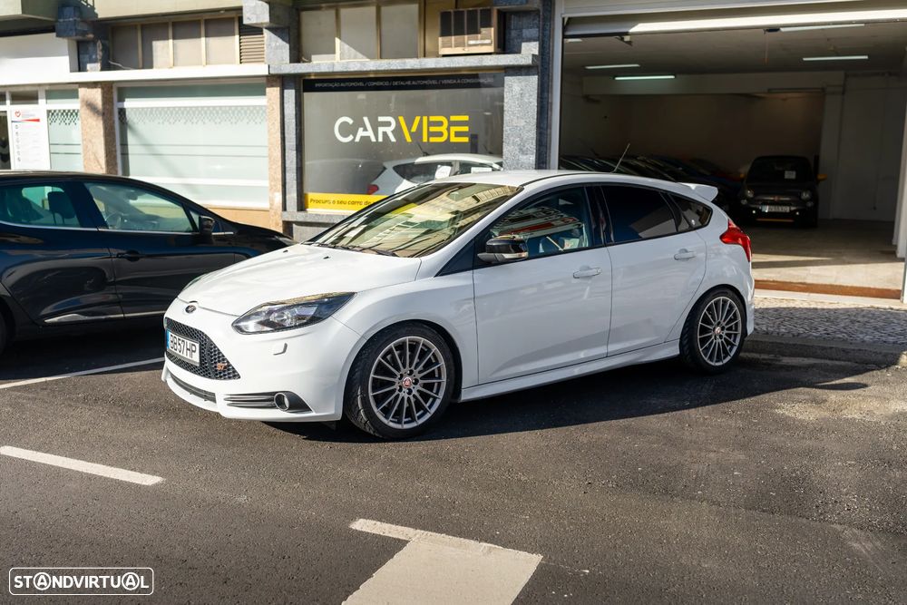 Ford Focus 2.0 EcoBoost ST c/ Pack Pele Desportiva - 24