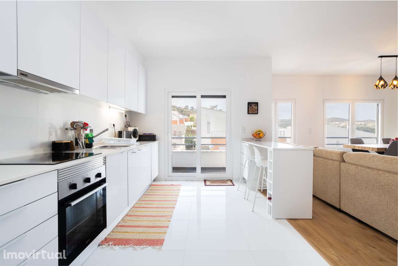 Descubra o Seu Refúgio Familiar: Moderno T2 com Varanda e Estacionamen - Grande imagem: 5/36