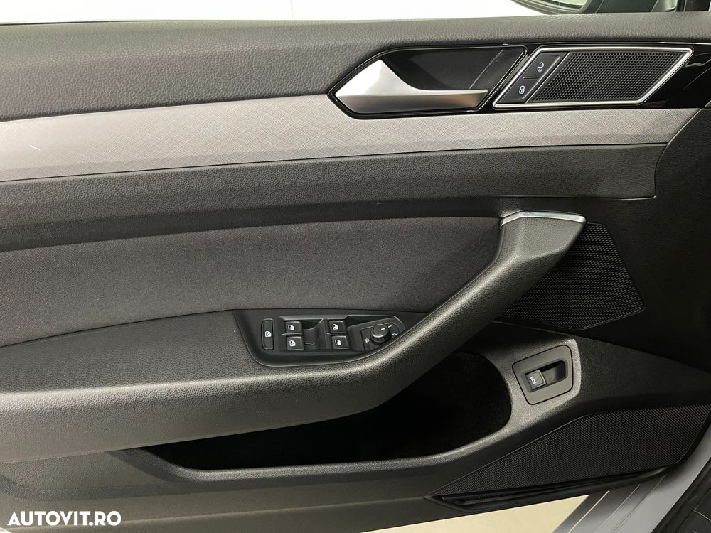 VOLKSWAGEN Passat 2023 — imagine 50