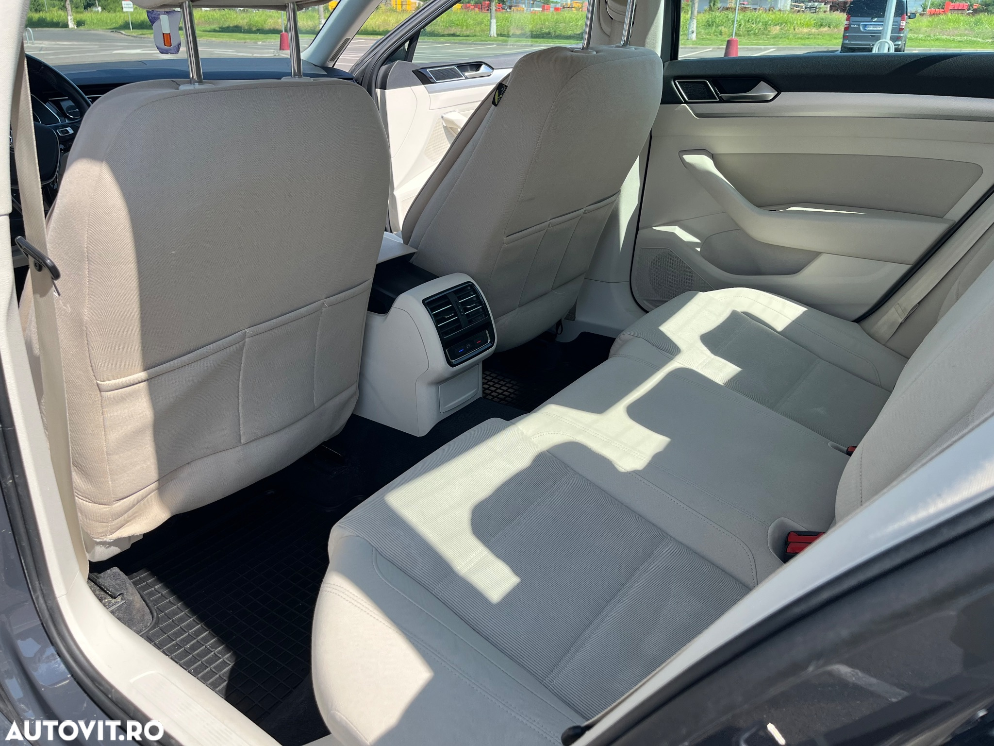 Volkswagen Passat 2.0 TDI Highline - 27
