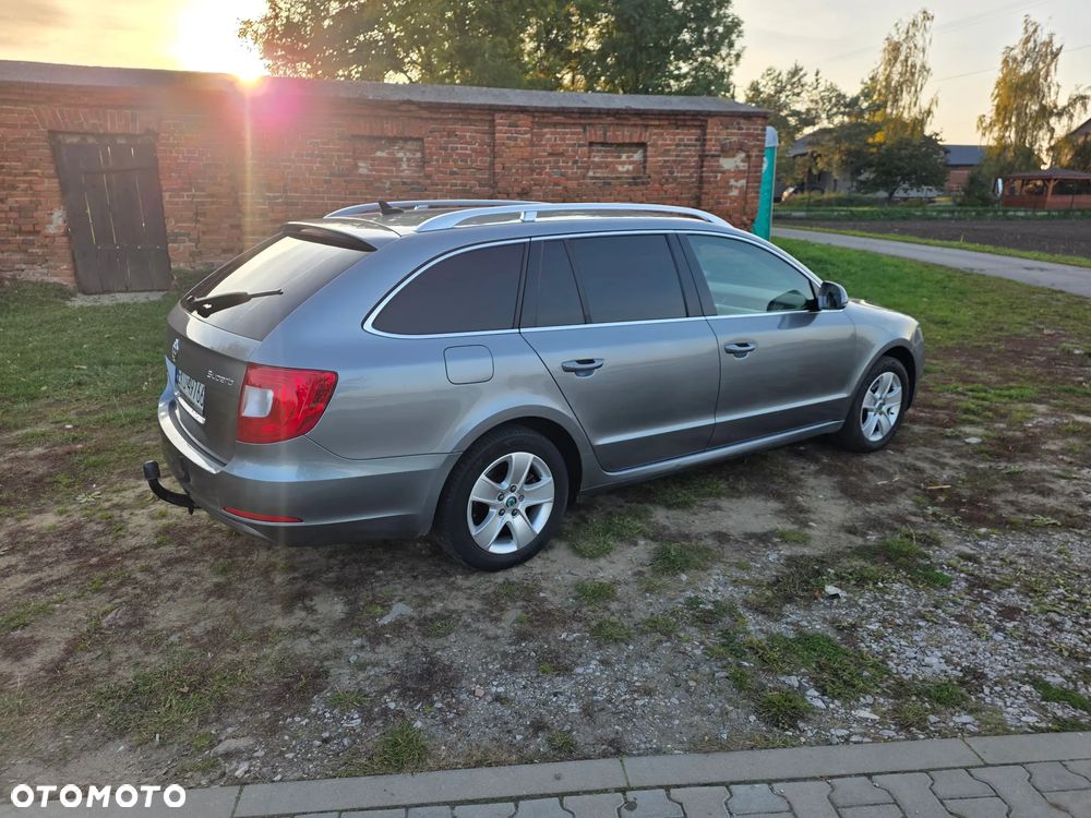 Skoda Superb 2010 photo 5