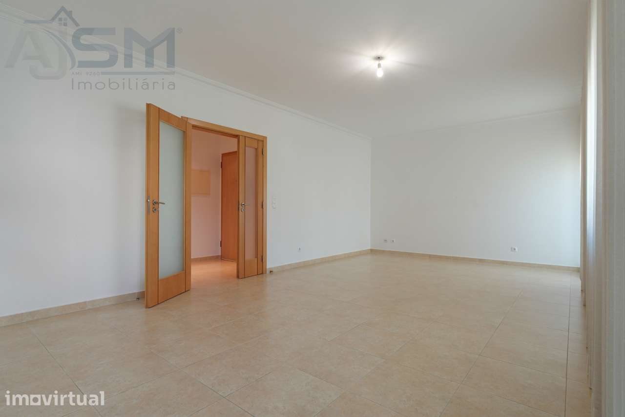 Apartamento T2 no Montijo – Cozinha Equipada, Garagem e Arrecadação - Grande imagem: 3/37