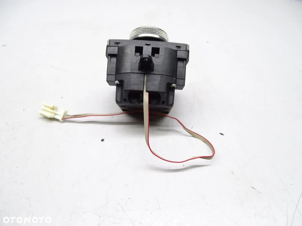 Mercedes C W204 Pokretlo Command 2048700579 - 3
