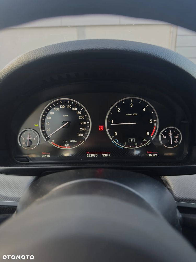 BMW Seria 5 520d xDrive - 23