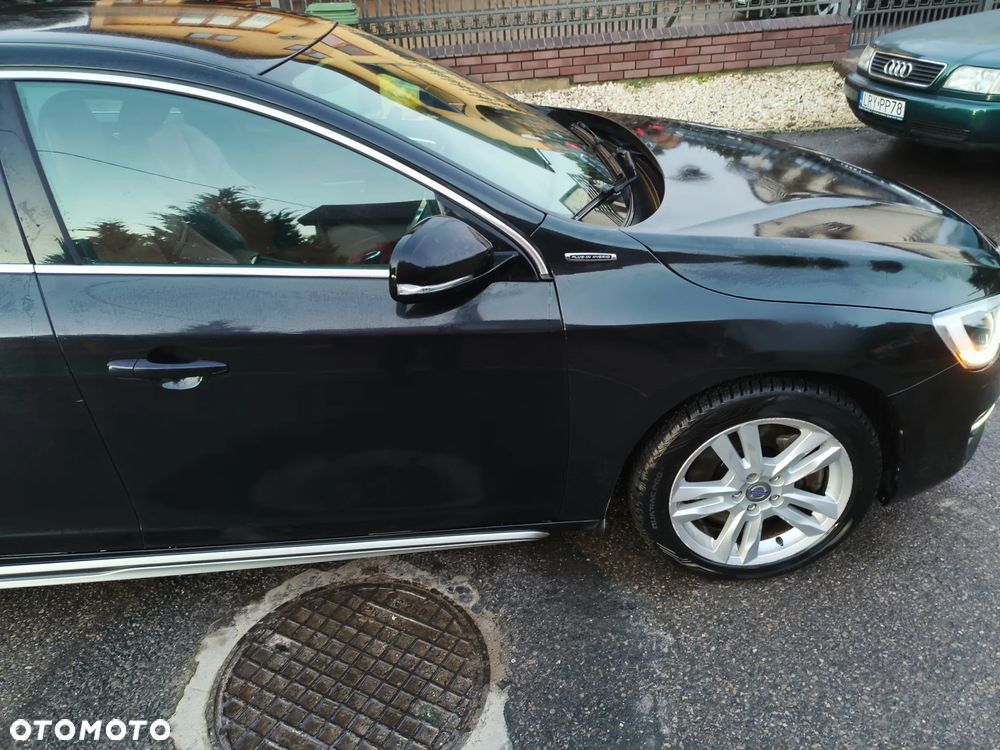 Volvo V60 D6 AWD Plug-in Hybrid R-Design Momentum - 27