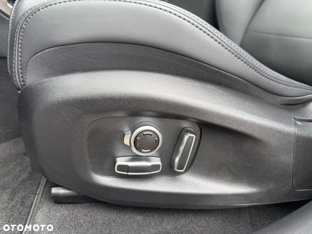 Jaguar F-Pace P550 AWD SVR - 32