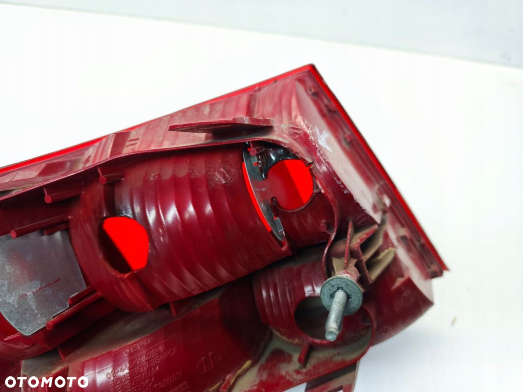 LAMPA PRAWY TYŁ W BŁOTNIK AUDI A6 C6 SEDAN DEPO - 13