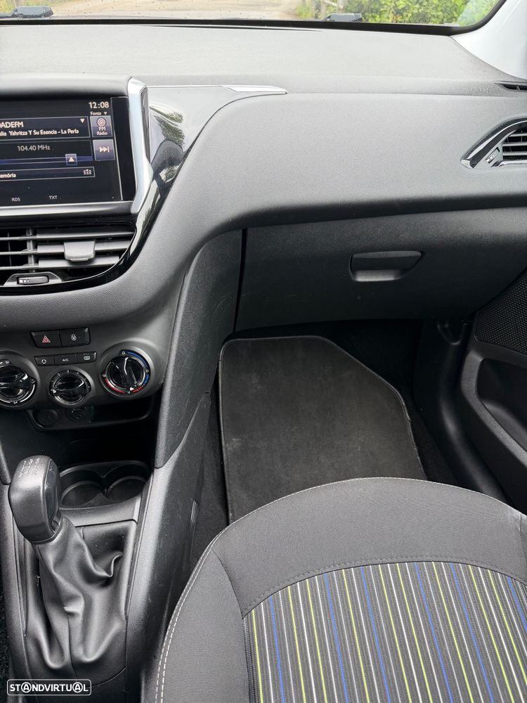 Peugeot 208 1.2 VTi SE Style - 10