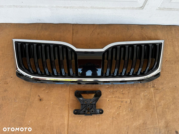 Octavia III lift 17-20 grill atrapa mocowanie radaru oryg chrom demontaz