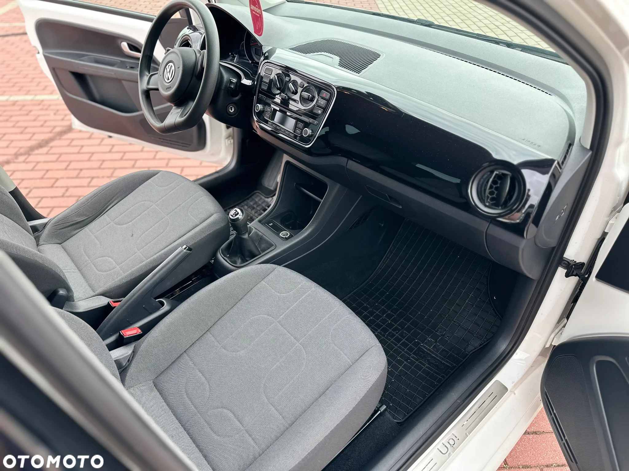 Volkswagen up! 1.0 high - 12