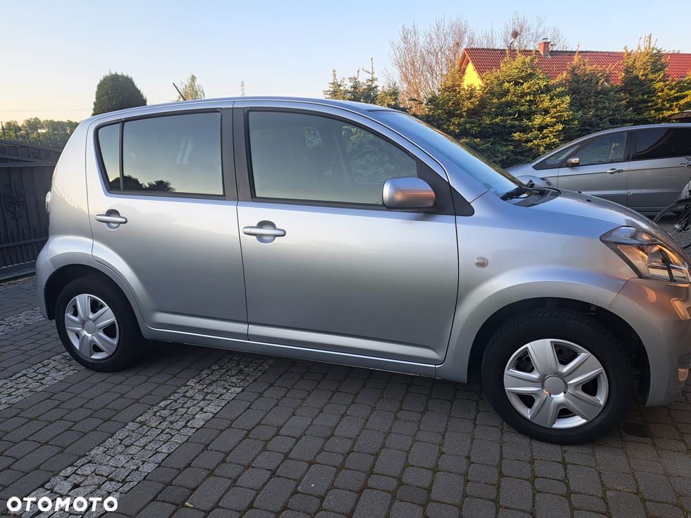 Daihatsu Sirion 1.0 - 4