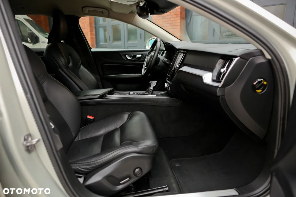 Volvo V60 Cross Country D4 AWD Geartronic Pro - 23