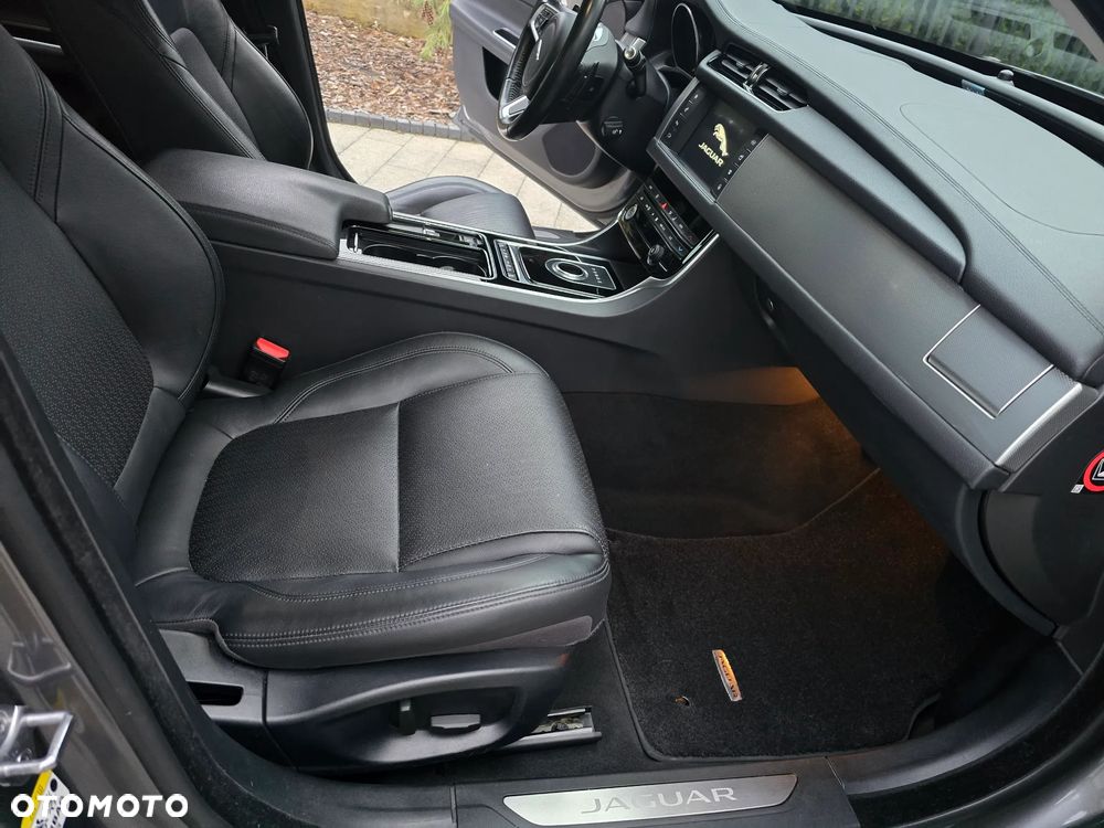 Jaguar XF 20d AWD Portfolio - 11