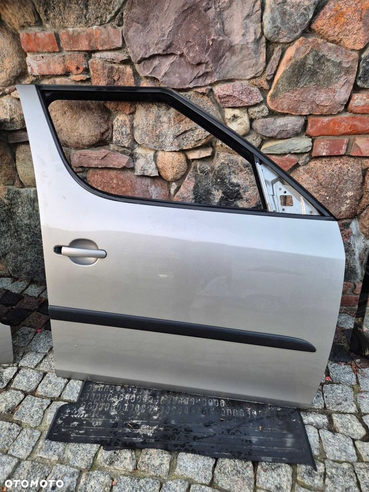 skoda roomster drzwi prawy przód przednie prawe pasażera 9202