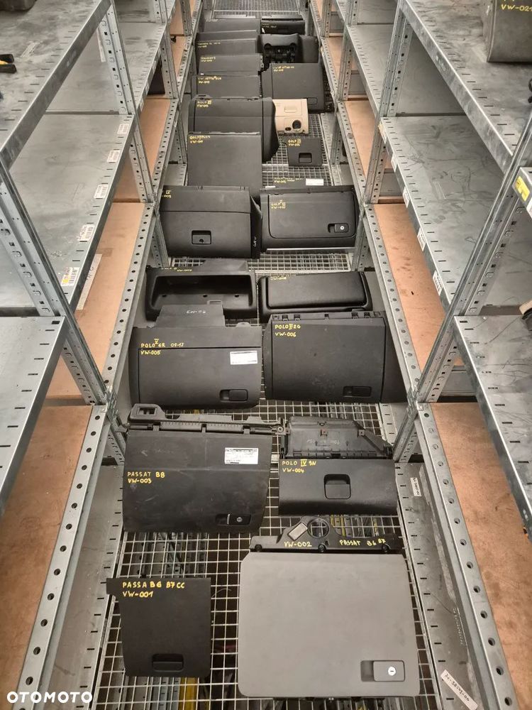 VOLKSWAGEN PORSCHE SCHOWEK PASAŻERA, ŚRODKOWY, KIEROWCY. - 1