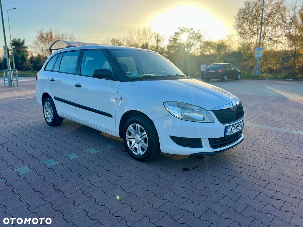 Skoda Fabia 2011 photo 3
