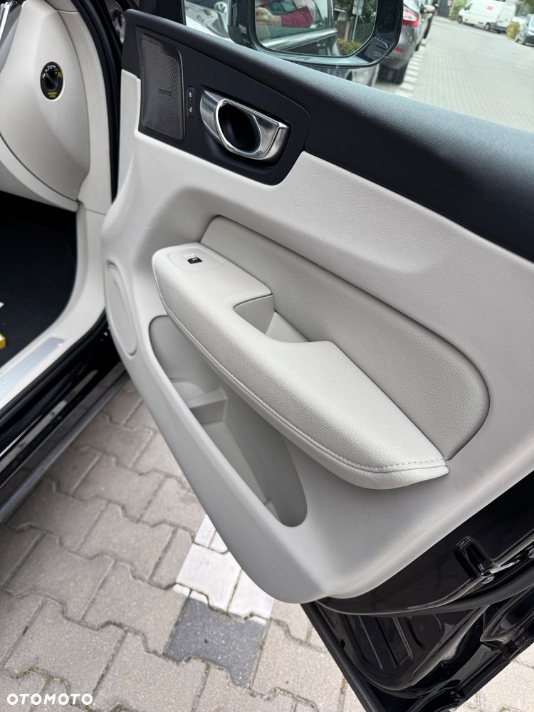 Volvo XC 60 D4 Momentum Pro - 12