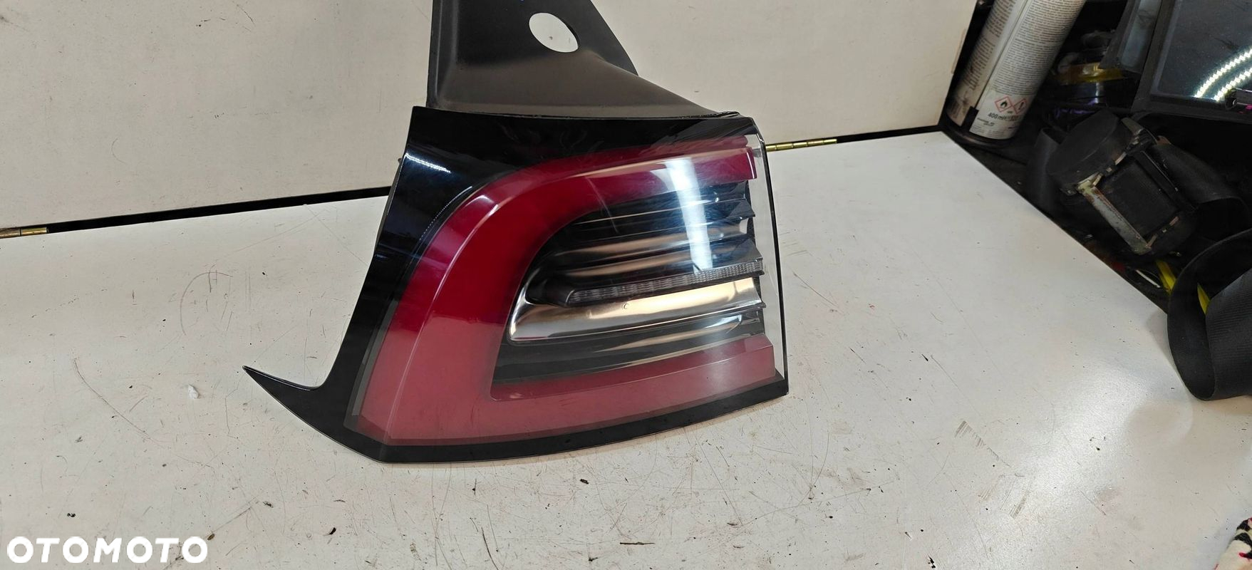 Tesla Model 3 17- lewa lampa tylna tył - 2
