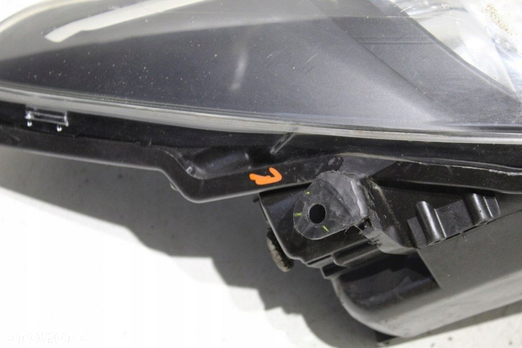 Toyota Yaris III Lift Soczewka Lampa Przód Przednia Prawa Brudna W Środku - 5