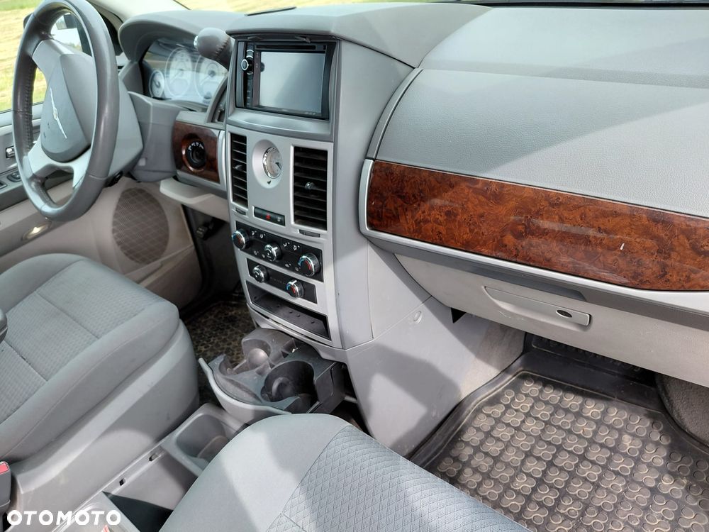 Chrysler Town & Country - 18