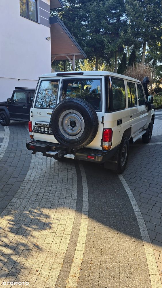Toyota Land Cruiser - 18