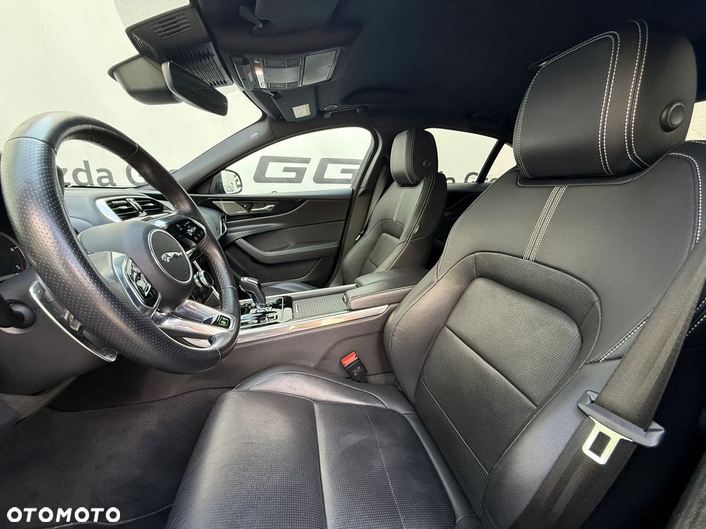 Jaguar XE 2.0 D200 mHEV R-Dynamic Black - 16