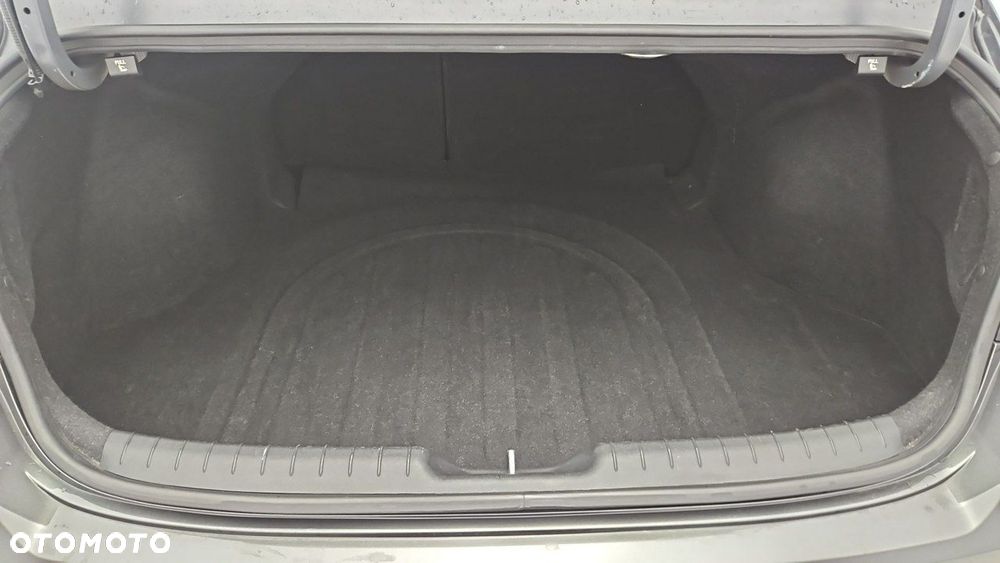 Hyundai Elantra 1.6 Executive CVT - 24