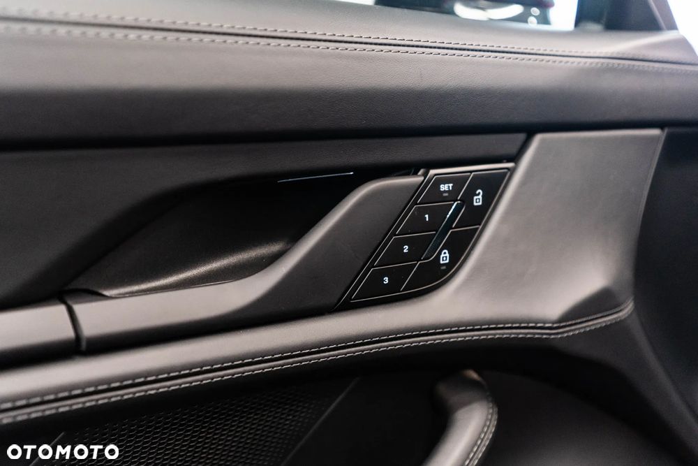 Porsche Taycan 105kWh 4 Black Edition - 28